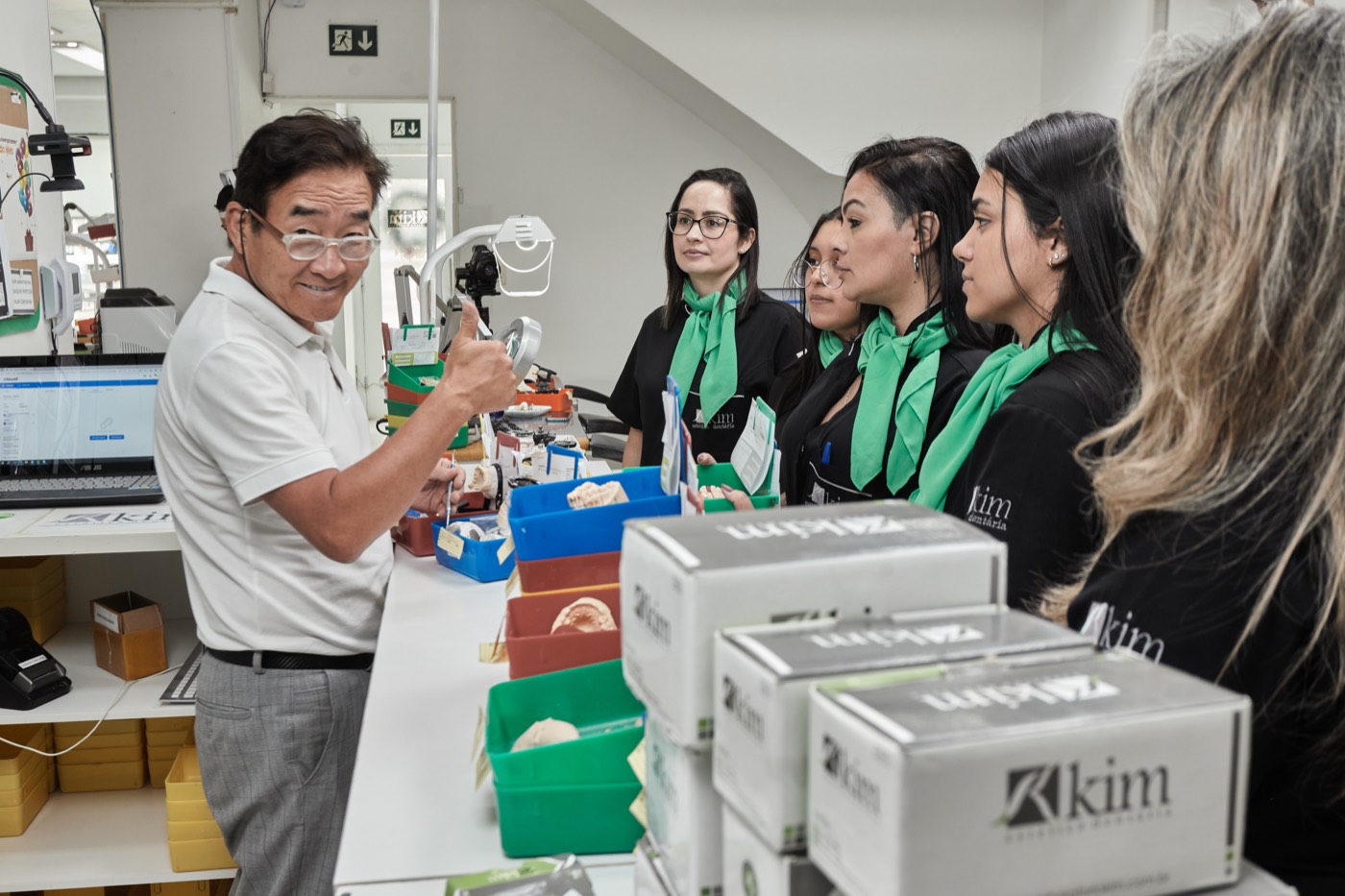 Dr. Kim com a equipe
